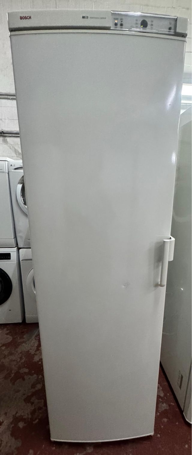 CONGELADOR VERTICAL MARCA BOSCH NO FROST