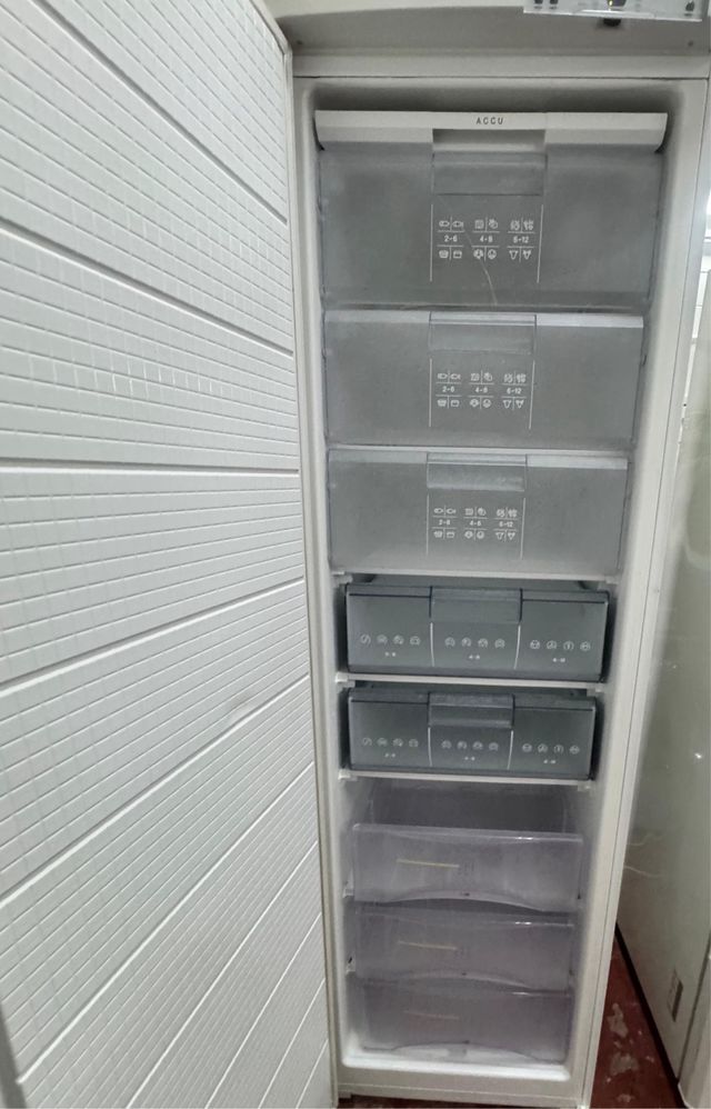 CONGELADOR VERTICAL MARCA BOSCH NO FROST