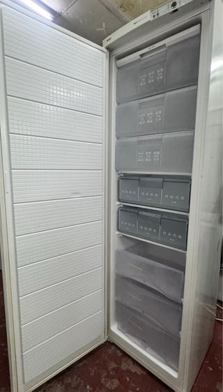 CONGELADOR VERTICAL MARCA BOSCH NO FROST