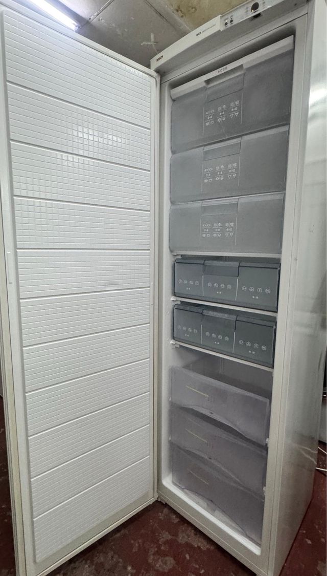 CONGELADOR VERTICAL MARCA BOSCH NO FROST