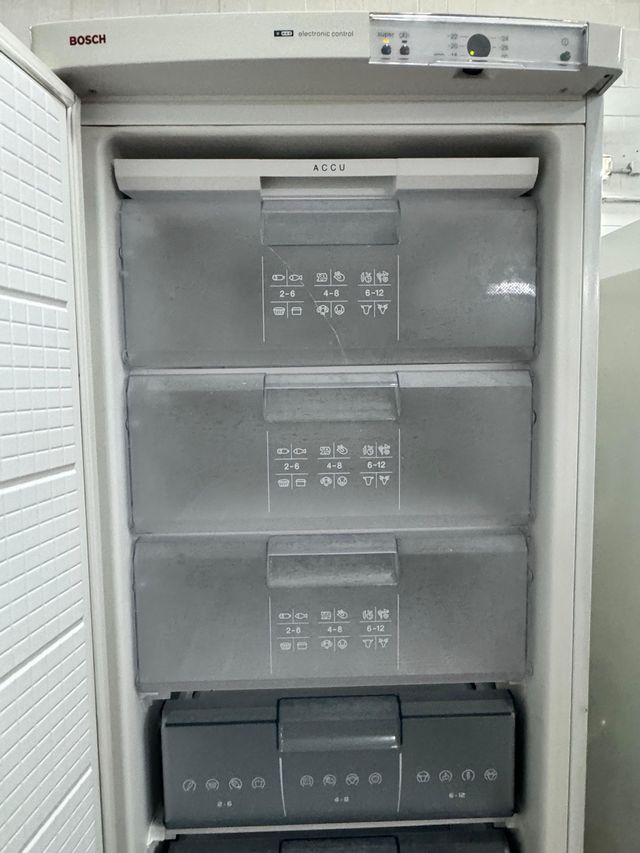 CONGELADOR VERTICAL MARCA BOSCH NO FROST