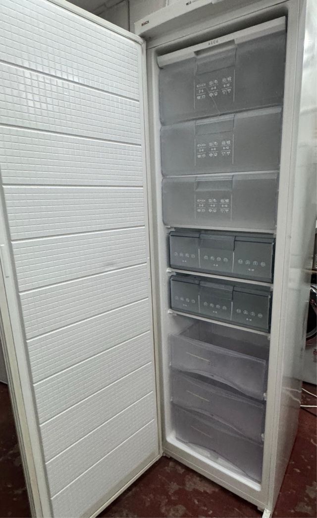 CONGELADOR VERTICAL MARCA BOSCH NO FROST