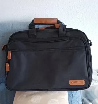 Bolso negro Oriflame con detalles marrones