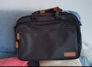 Bolso negro Oriflame con detalles marrones