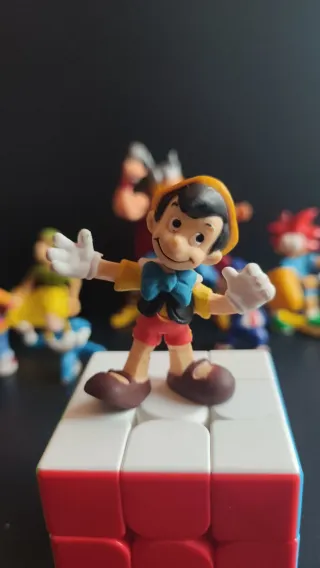 Figuras coleccionables variadas