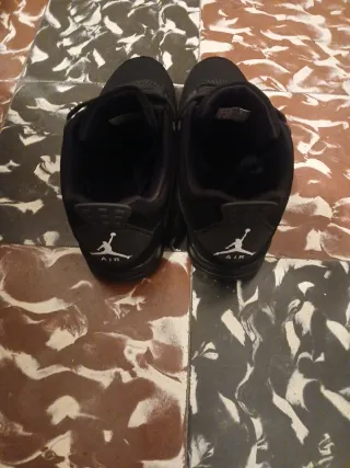 Jordan 4 Negro