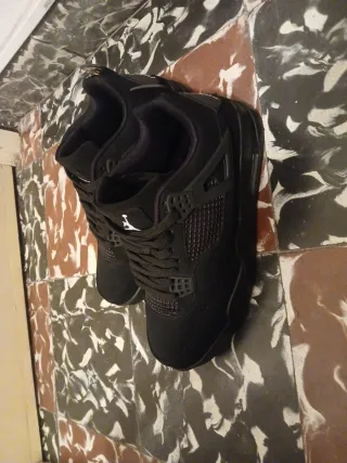 Jordan 4 Negro