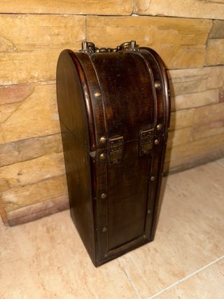 Caja de madera marrón estilo cofre