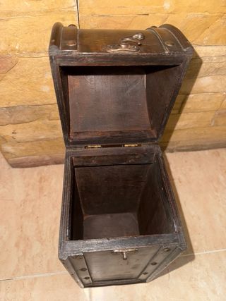 Caja de madera marrón estilo cofre