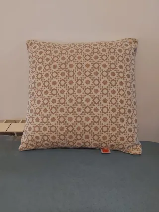 Cojín decorativo beige y marrón