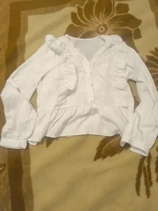 Blusa blanca manga larga con volantes