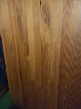 Mesa de comedor y 4 sillas de madera.