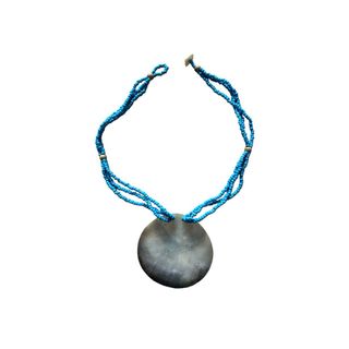 Collana con conchiglia e perline blu