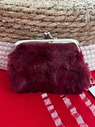 Portamonete bordeaux in finta pelliccia