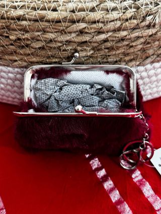 Portamonete bordeaux in finta pelliccia