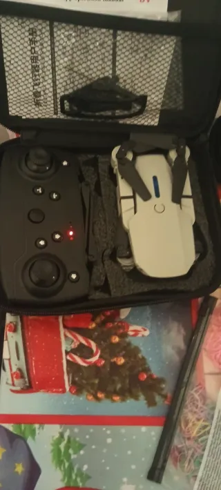 Dron Blanco y Negro con Mando