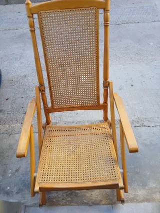 Sedia a dondolo in legno e rattan