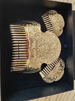 Juego de 3 peinetas plateadas con relieve