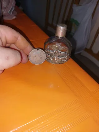 Frasco antiguo de cristal con adorno plateado