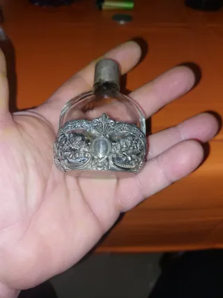 Frasco antiguo de cristal con adorno plateado