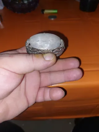 Frasco antiguo de cristal con adorno plateado