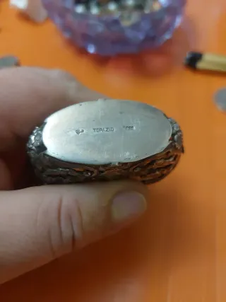 Frasco antiguo de cristal con adorno plateado