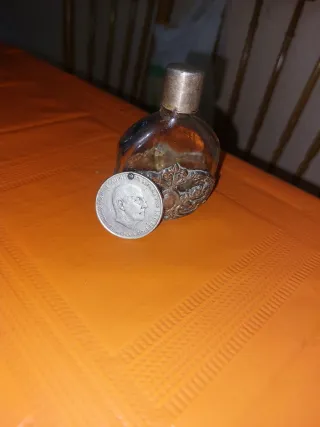 Frasco antiguo de cristal con adorno plateado