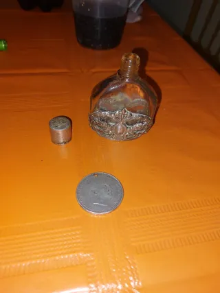 Frasco antiguo de cristal con adorno plateado