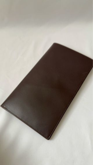 Cartera de piel marrón