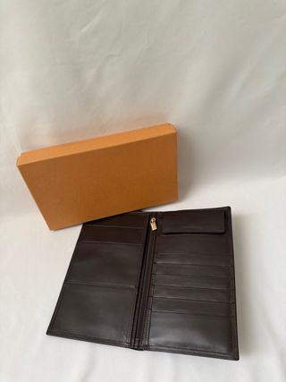 Cartera de piel marrón