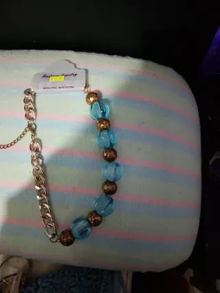 Collar dorado con perlas