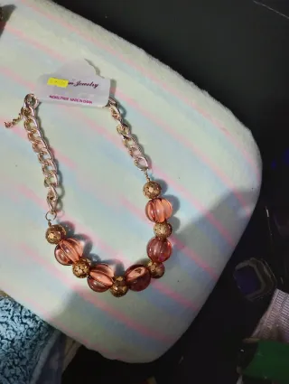 Collar dorado con perlas