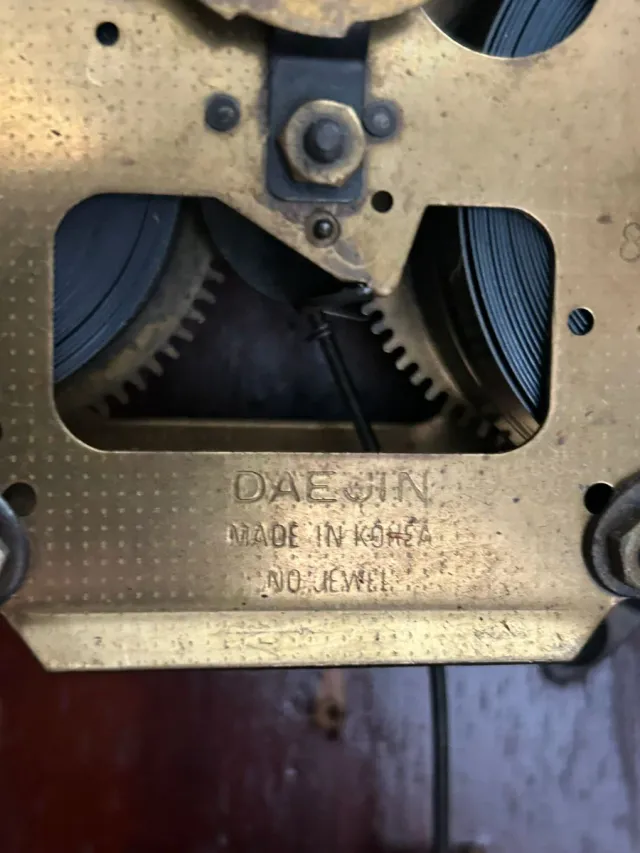 Caja de reloj de pared Daejin con movimiento