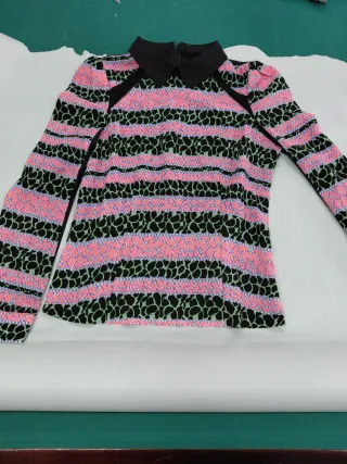 Blusa manga longa com gola preta