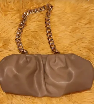 Bolso Clutch Cadena Dorada Beige