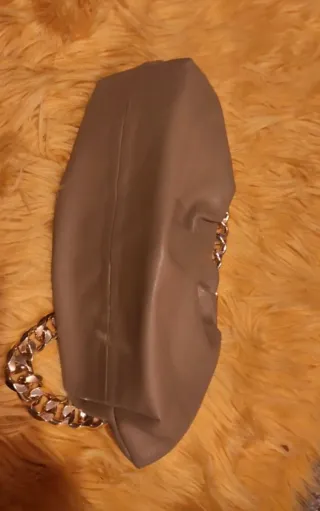 Bolso Clutch Cadena Dorada Beige