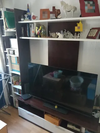 Mueble de salón con vitrina y estanterías