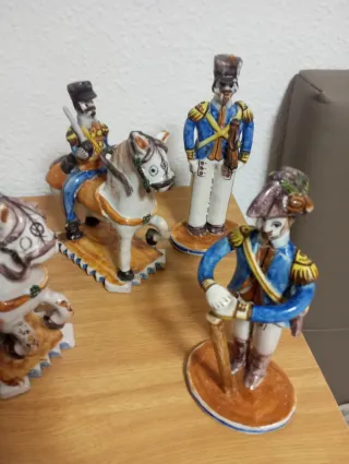 Lote di soldatini napoleonici in ceramica di Manises