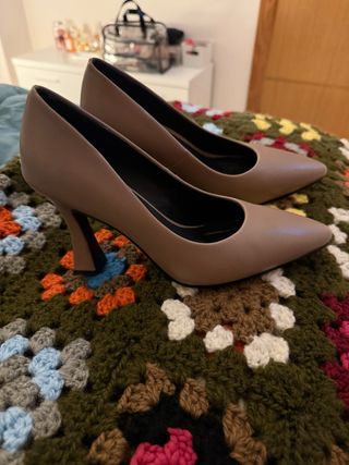 Zapatos de tacón beige mujer.