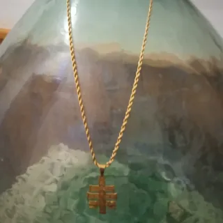 Cadena con colgante cruz dorada
