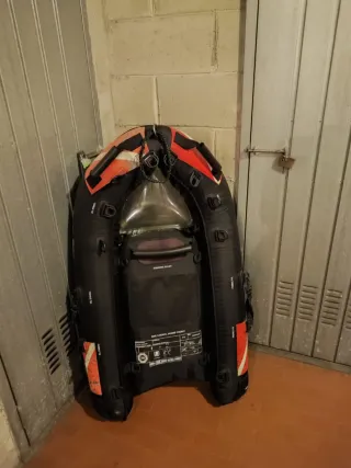 Canotto gonfiabile nero e arancione