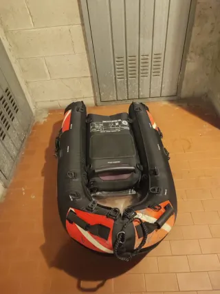 Canotto gonfiabile nero e arancione