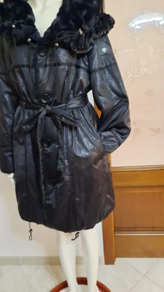 Elegante cappotto reversibile pelliccia e lucido
