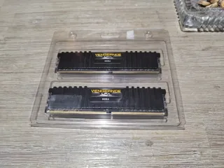 2x8GB Corsair Vengeance DDR4 RAM