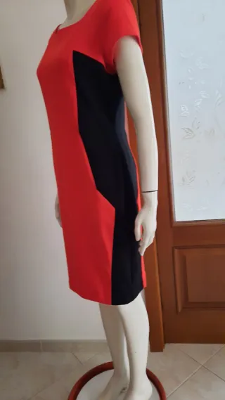 Abito bicolore rosso e nero