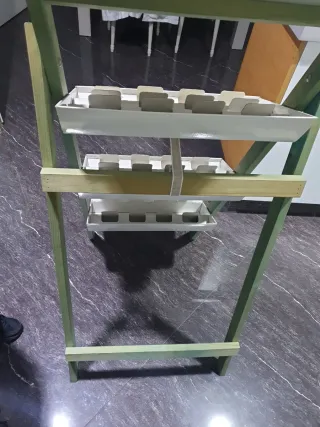 Estante Escalera Madera y Plástico