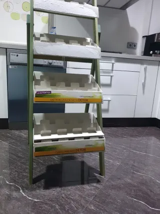 Estante Escalera Madera y Plástico