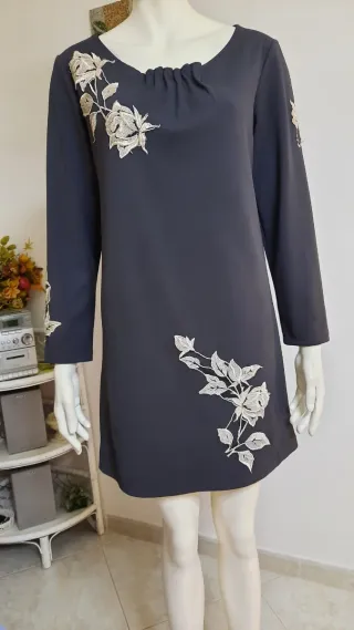 Abito blu con applicazioni floreali