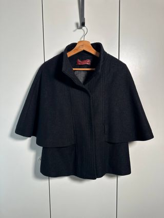 Abrigo capa lana cuello alto manga onda 65% lana