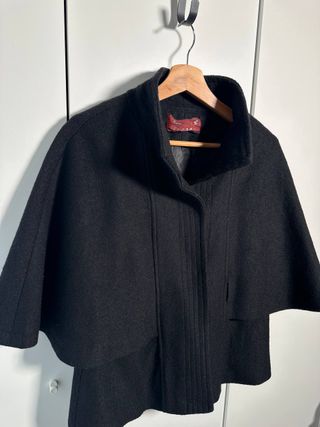 Abrigo capa lana cuello alto manga onda 65% lana
